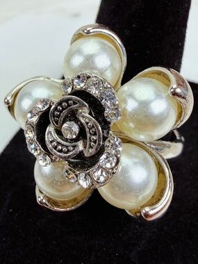 Beautiful vintage Silvertone faux pearl size 8 1/2 costume statement ring